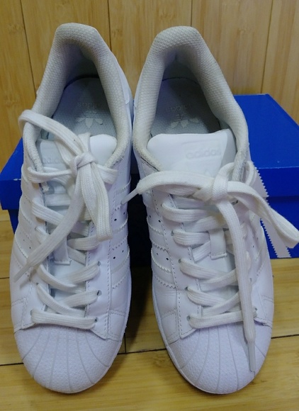 White shelltop Adidas - boy's size 4 - Picture 2 of 5